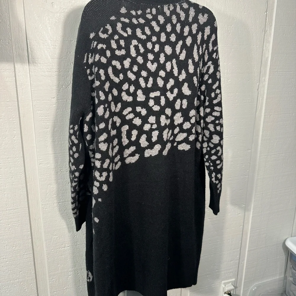 Loralette Cardi Lena Black and Gray Leopard Print Long Sleeve Sweater SZ 18 NWT - Picture 7 of 9